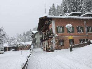 een gebouw met sneeuw op de grond ervoor bij Haus Stainer in Lofer +9 foto's