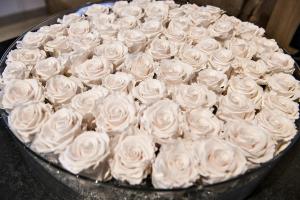 a bunch of white roses in a bowl at Hotel Garni Christine in Ischgl