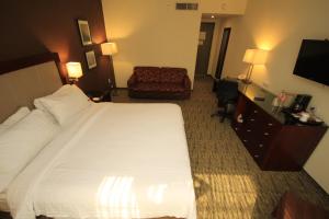 Holiday Inn Leon, an IHG Hotel tesisinde bir odada yatak veya yataklar