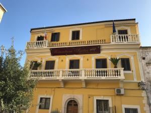 edificio giallo con balcone di Forentum Suite a Lavello