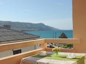 stół na balkonie z widokiem na ocean w obiekcie Apartments Luna w mieście Pag