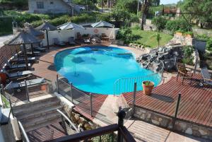 una gran piscina en una terraza de madera con en Tagore Suites Hotel en Villa Carlos Paz
