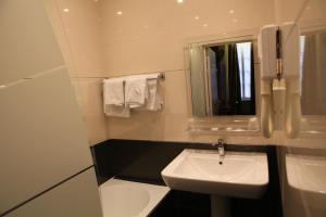 Salle de bains dans l'établissement Hotel Montpensier