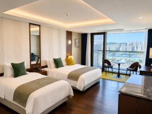 two beds in a hotel room with a view at Western Palace Hotel in Incheon