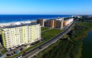 Luftblick auf ein Gebäude und das Meer in der Unterkunft Skyline Residence Summerland in Mamaia