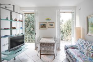 - un salon avec un canapé et une télévision dans l'établissement Appartamento della Piazza, à Levanto