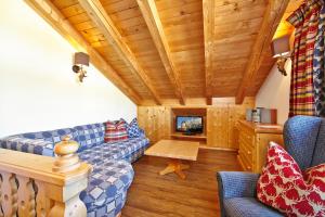 ミッテンヴァルトにあるFerienhaus Magdalenaのソファとテーブルのあるリビングルーム