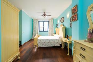テルデにあるCasa Tirso de Molinaの青い壁の子供用ベッドルーム(ベッド1台付)