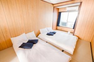 a small room with two beds in a boat at Imafuku Happiness Villa in Osaka