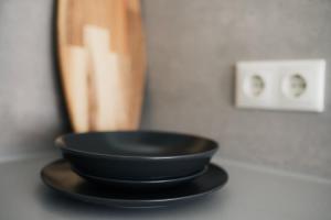 a black bowl sitting on top of a table at Ferienwohnung an der Steinmauer in Bad Kissingen
