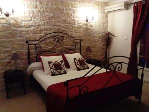Ένα ή περισσότερα κρεβάτια σε δωμάτιο στο Chez Isabelle et Guy B&B