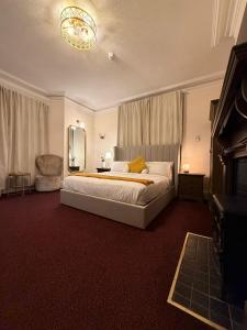 a bedroom with a large bed and a mirror at Milverton Court by OYO in Manchester