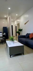 ein Wohnzimmer mit Sofa und Couchtisch in der Unterkunft Sunset Villas in Korotogo