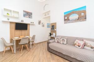 a living room with a couch and a table at Casa Mare Vecchio in Avola