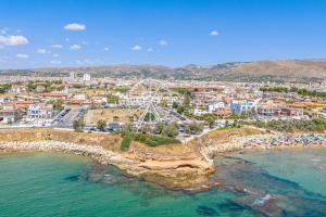 an aerial view of a beach with a ferris wheel at Casa Mare Vecchio in Avola