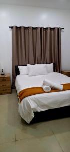 ein Schlafzimmer mit einem großen Bett und einem Vorhang in der Unterkunft Sunset Villas in Korotogo + 37 Fotos