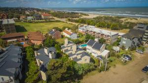 瓦勒里亚德玛派威山林小屋的海滩上房屋的空中景致