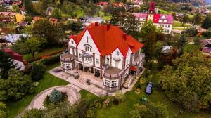 una vista aérea de una casa grande con techo naranja en Willa Granit, en Krościenko nad Dunajcem