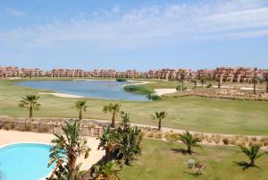トレ・パチェコにあるZeer trendy penthouse op de Mar Menor Golf & Padel Resortのゴルフコースの空中からの景色を望めます。