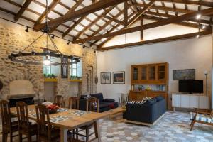a living room with a table and a couch at Olive Press 1816 in Riglia
