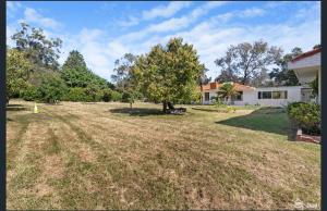 an empty yard in front of a house at Sansa Farmhouse in Kelmscott