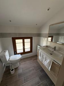 ein Badezimmer mit Toilette, Waschbecken und Badewanne in der Unterkunft Suite Maison Roche in Carpentras + 4 Fotos