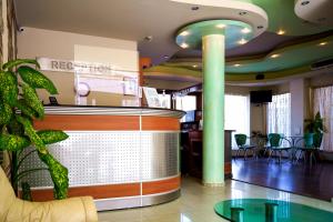 Die Lobby eines Restaurants mit Theke und Stühlen in der Unterkunft Dionis Hotel in Warna