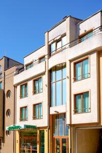 ein Wohnhaus mit Fenstern zur Straße in der Unterkunft Dionis Hotel in Warna