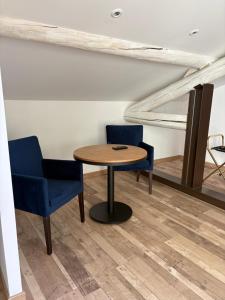 ein Tisch und zwei Stühle in einem Zimmer in der Unterkunft Suite Maison Roche in Carpentras