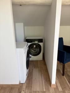 ein Waschraum mit Waschmaschine und Trockner in der Unterkunft Suite Maison Roche in Carpentras