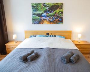 a bedroom with a bed with three towels on it at Harzurlaub mit 2 Hunden - FeWo Alte Schule in Sankt Andreasberg in Sankt Andreasberg