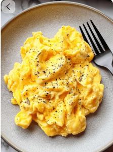 a plate of macaroni and cheese with a fork at CasaSue Living & Hotel in Bogotá +44 photos