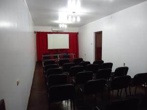 una habitación vacía con una cortina roja y una pantalla en HOTEL Casa cesar, en Tumbes