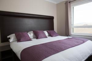 A bed or beds in a room at The Greenside Hotel 