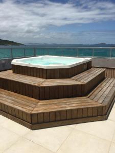 a hot tub on the deck of a cruise ship at Apartamento em Arraial do Cabo in Arraial do Cabo