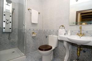 モンタンチェスにあるPitogordoのバスルーム(トイレ、洗面台付)