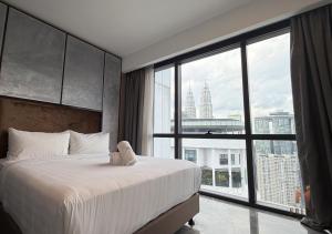 a bedroom with a large bed and a large window at The Platinum 2 Kuala Lumpur by HOLMA in Kuala Lumpur +139 photos