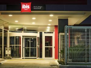 a store front with doors and a sign on it at Ibis Porto Alegre Assis Brasil - Estacionamento Gratuito para hospedes in Porto Alegre