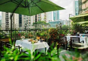a restaurant with tables and chairs and an umbrella at Crowne Plaza Hotel & Suites Landmark Shenzhen by IHG in Shenzhen