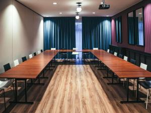 a conference room with a long table and chairs at ibis Styles Wałbrzych in Wałbrzych