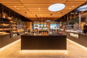 a restaurant with a large counter in the middle at Sackmann Design Genuss & SPA Resort in Baiersbronn