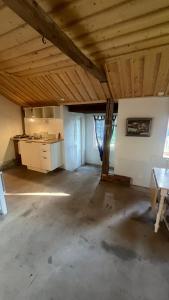 an empty room with a kitchen in a house at Landskaptsutsikt in Stallarholmen