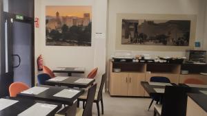 a dining room with tables and chairs and a kitchen at BLUESEA Faro Cullera in Cullera