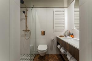a bathroom with a shower and a toilet and a sink at Wanda Luxury Boutique Hotel - tylko dla dorosłych in Szczawnica +47 photos