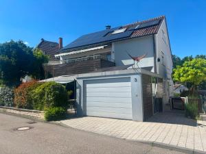 ein Haus mit einer Garage mit Dach in der Unterkunft Business HO 03 in Neckarsulm