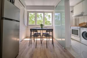 a dining room with a table and chairs in a kitchen at Deda Studio w. Smart TV · AC · washing machine in Bucharest +39 photos
