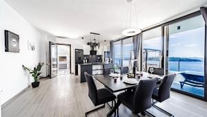 a kitchen and dining room with a table and chairs at Villa Evia by Villas Guide in Smokvica