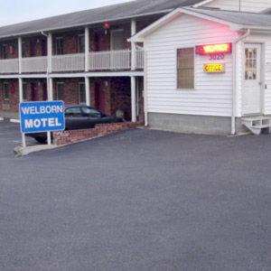 un motel con un cartel frente a un edificio en Welborn Motel - Hamptonville, en Hamptonville