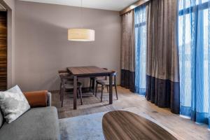 ein Wohnzimmer mit einem Tisch und einem Sofa in der Unterkunft Hotel AC Baqueira Ski Resort, Autograph Collection in Baqueira-Beret