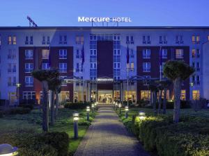 a hotel with a pathway in front of a building at Mercure Kamen Unna in Kamen